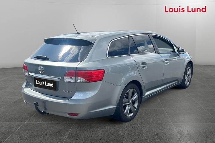 Grå Toyota Avensis fra 2014