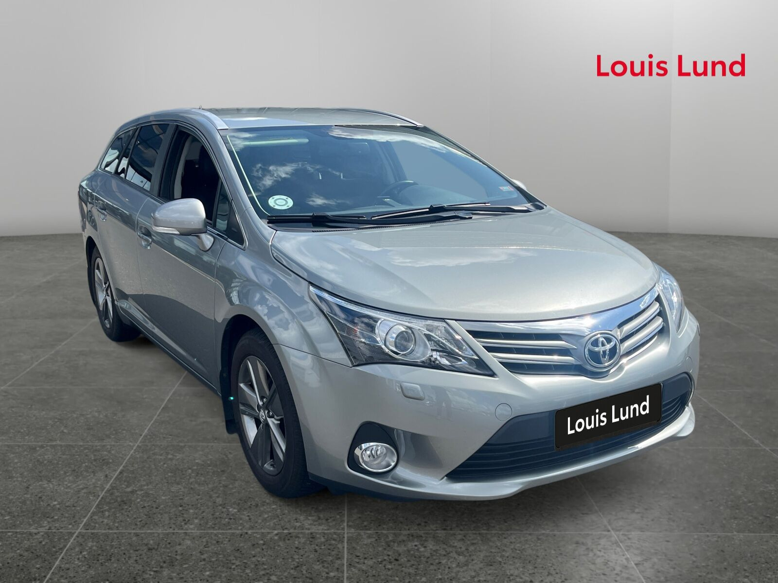 Grå Toyota Avensis fra 2014