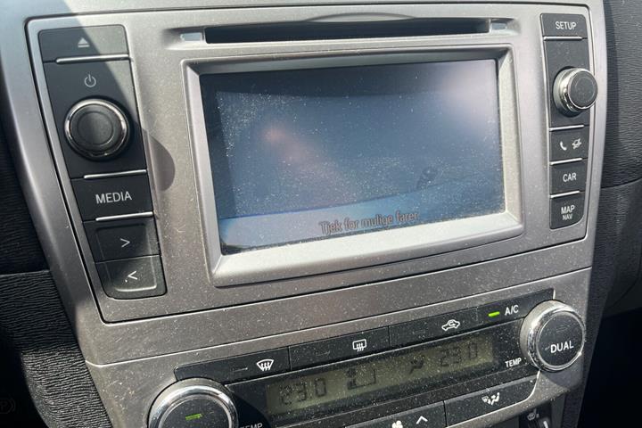 Grå Toyota Avensis fra 2014