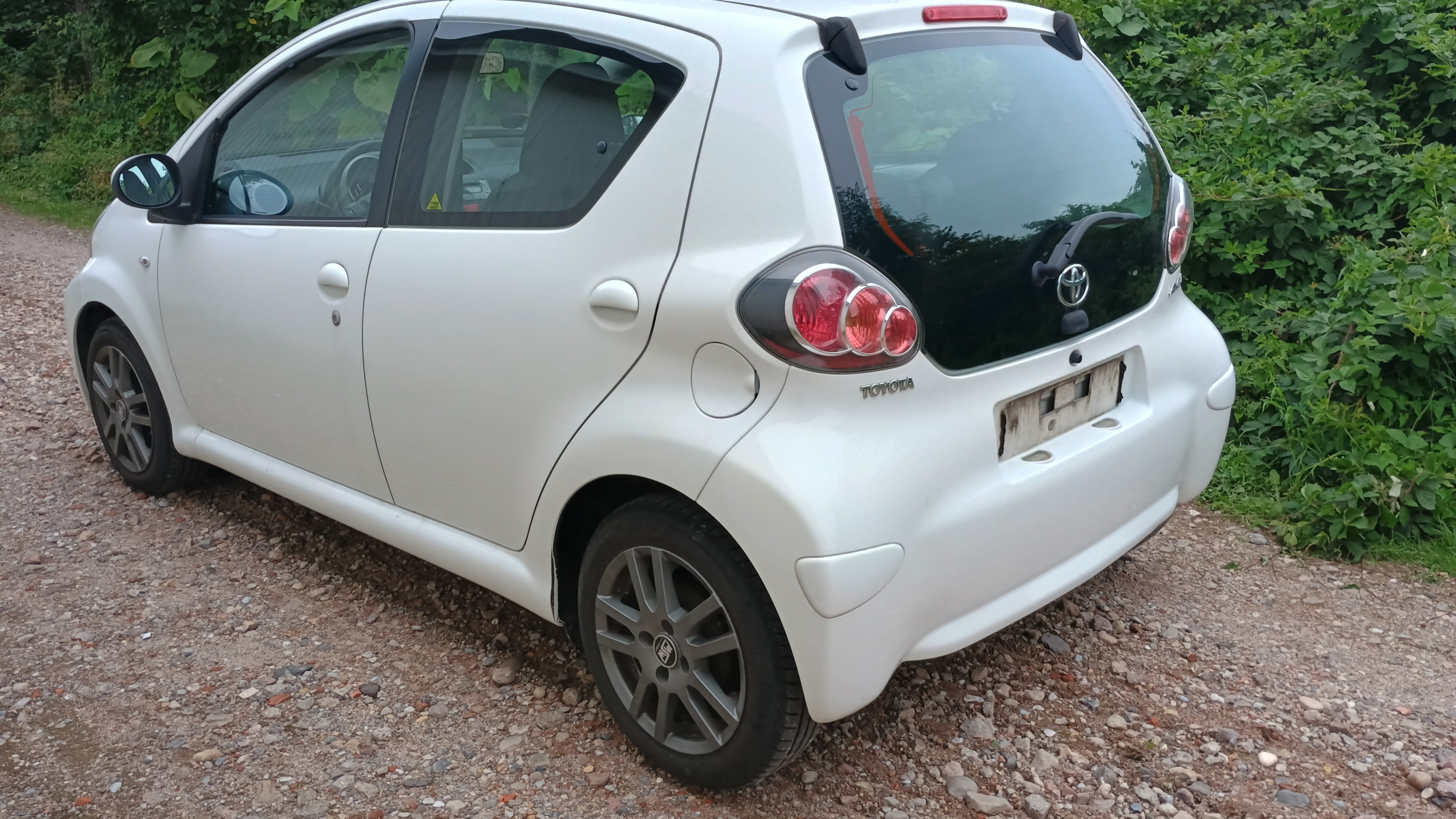 Hvid Toyota Aygo fra 2013