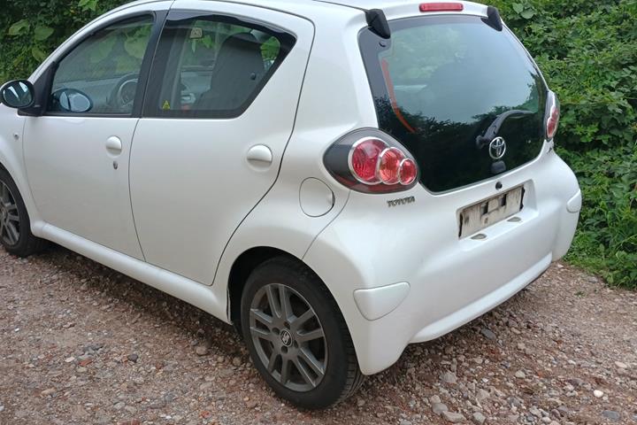 Hvid Toyota Aygo fra 2013