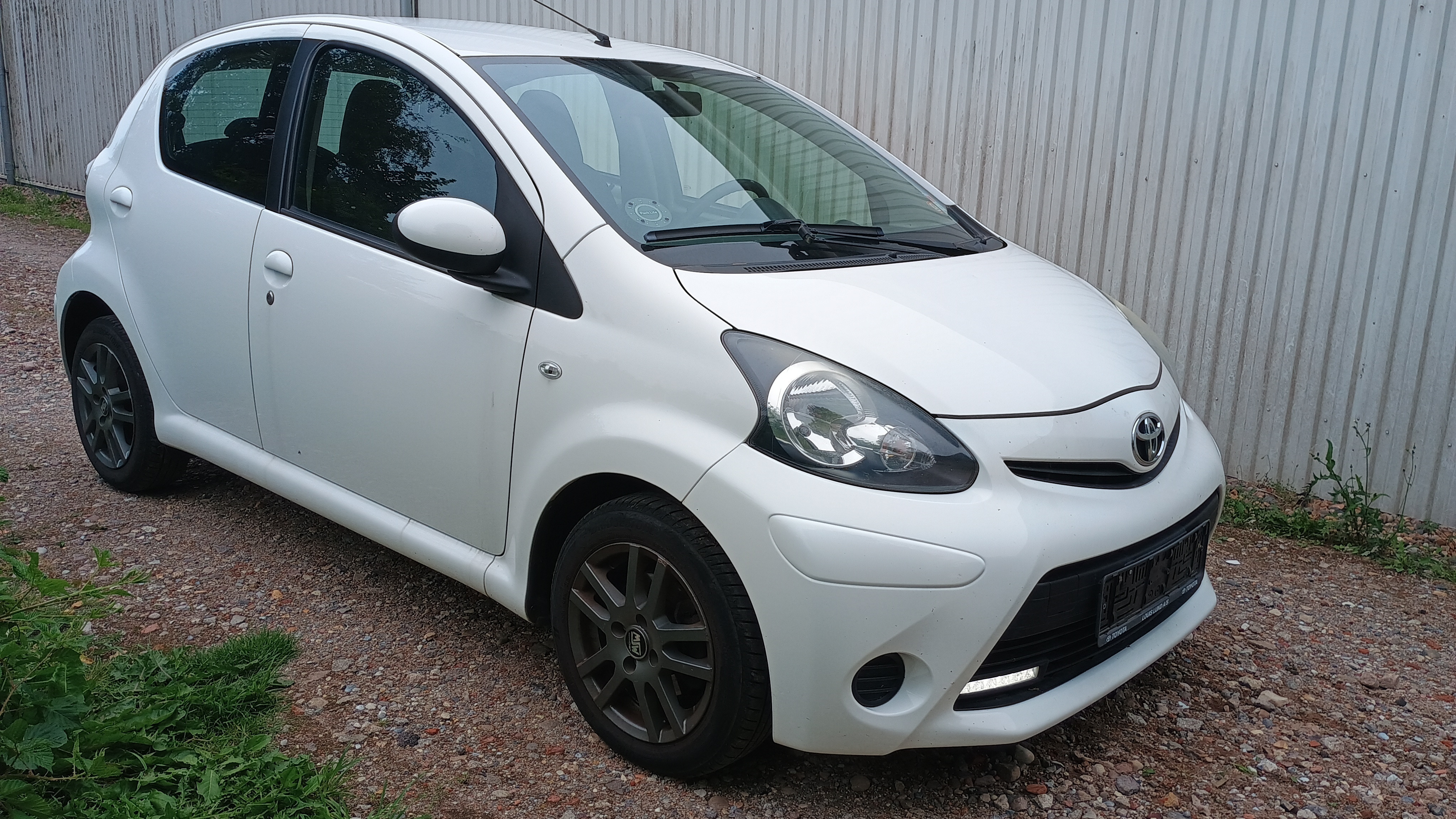 Hvid Toyota Aygo fra 2013