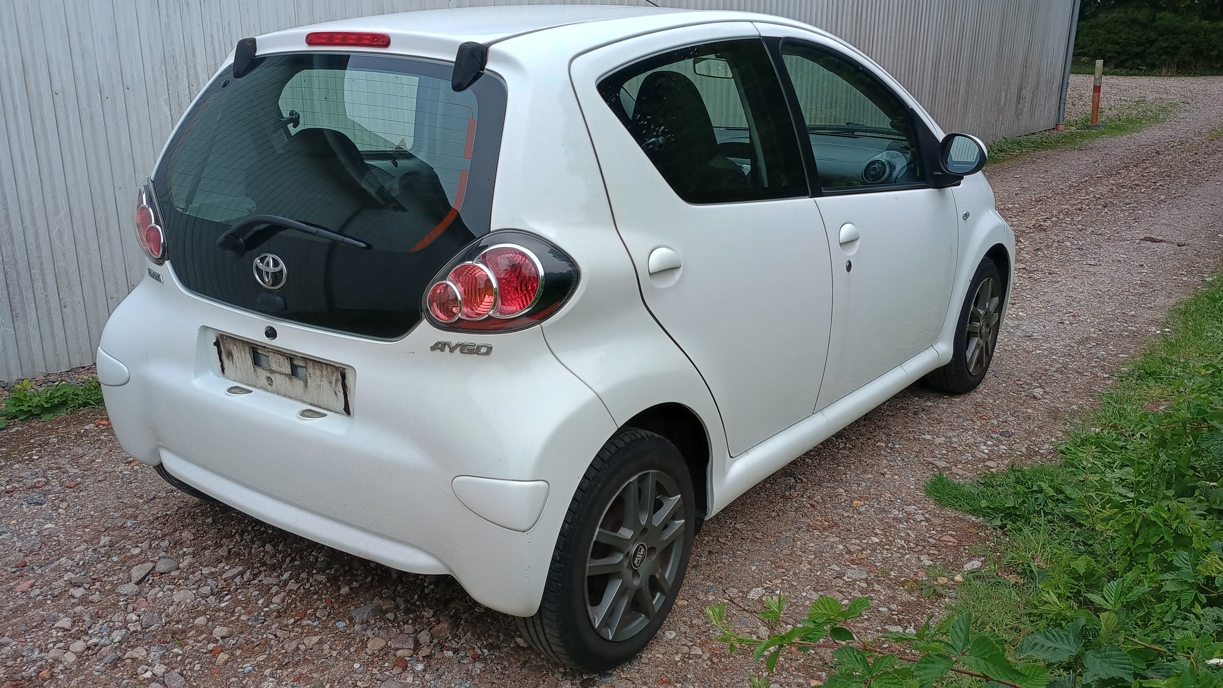 Hvid Toyota Aygo fra 2013