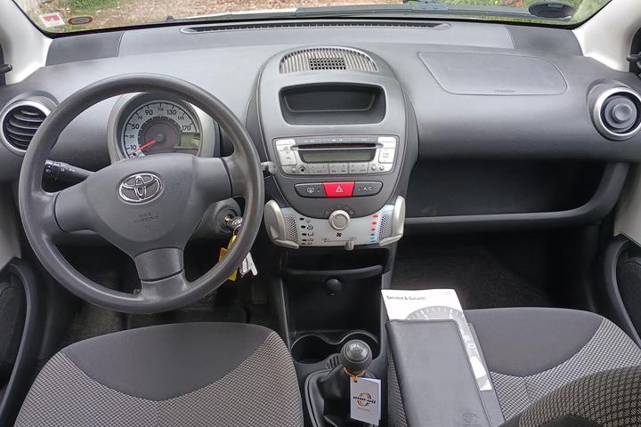 Hvid Toyota Aygo fra 2013