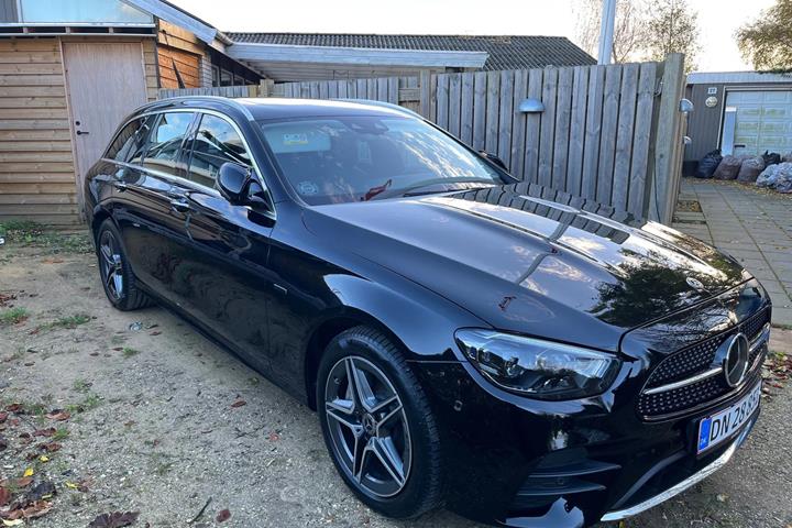Sort Mercedes E300 e fra 2022 set udefra