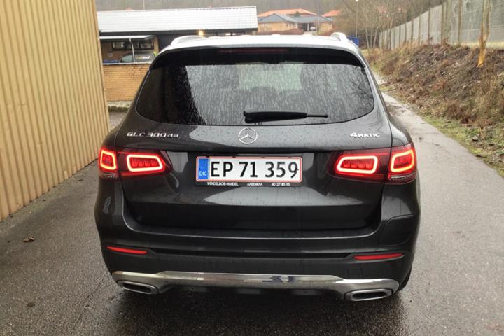 Sort Mercedes GLC300 de fra 2022