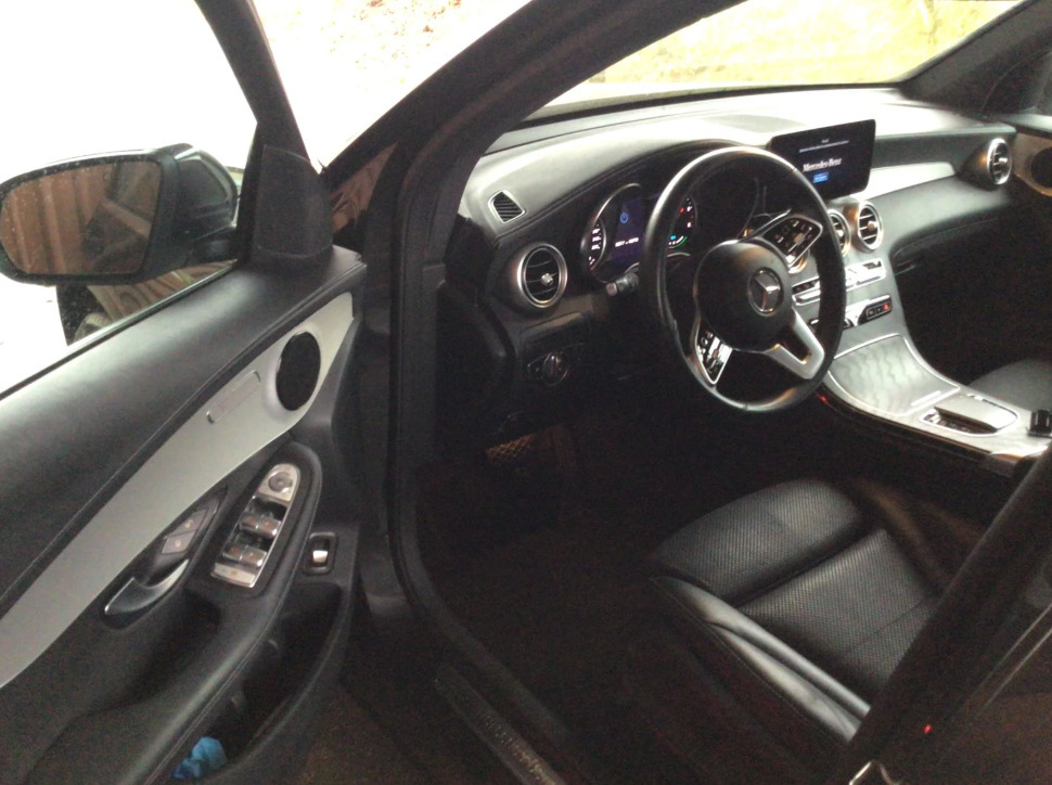 Sort Mercedes GLC300 de fra 2022