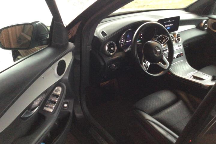 Sort Mercedes GLC300 de fra 2022