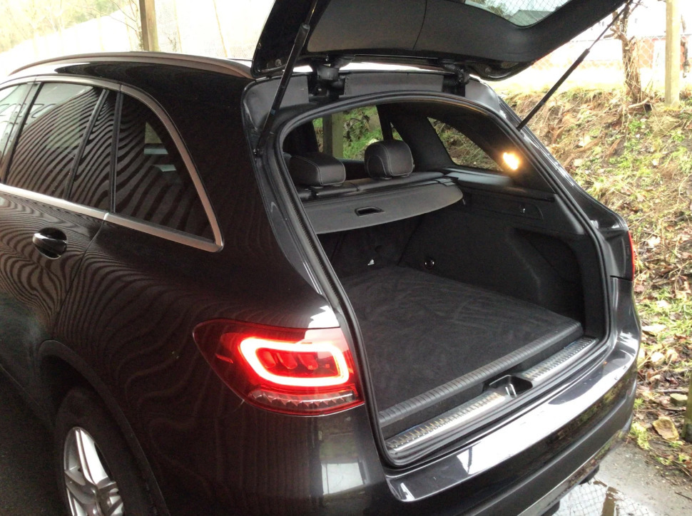 Sort Mercedes GLC300 de fra 2022