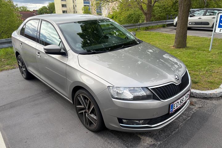 Grå Skoda Rapid fra 2018 set udefra
