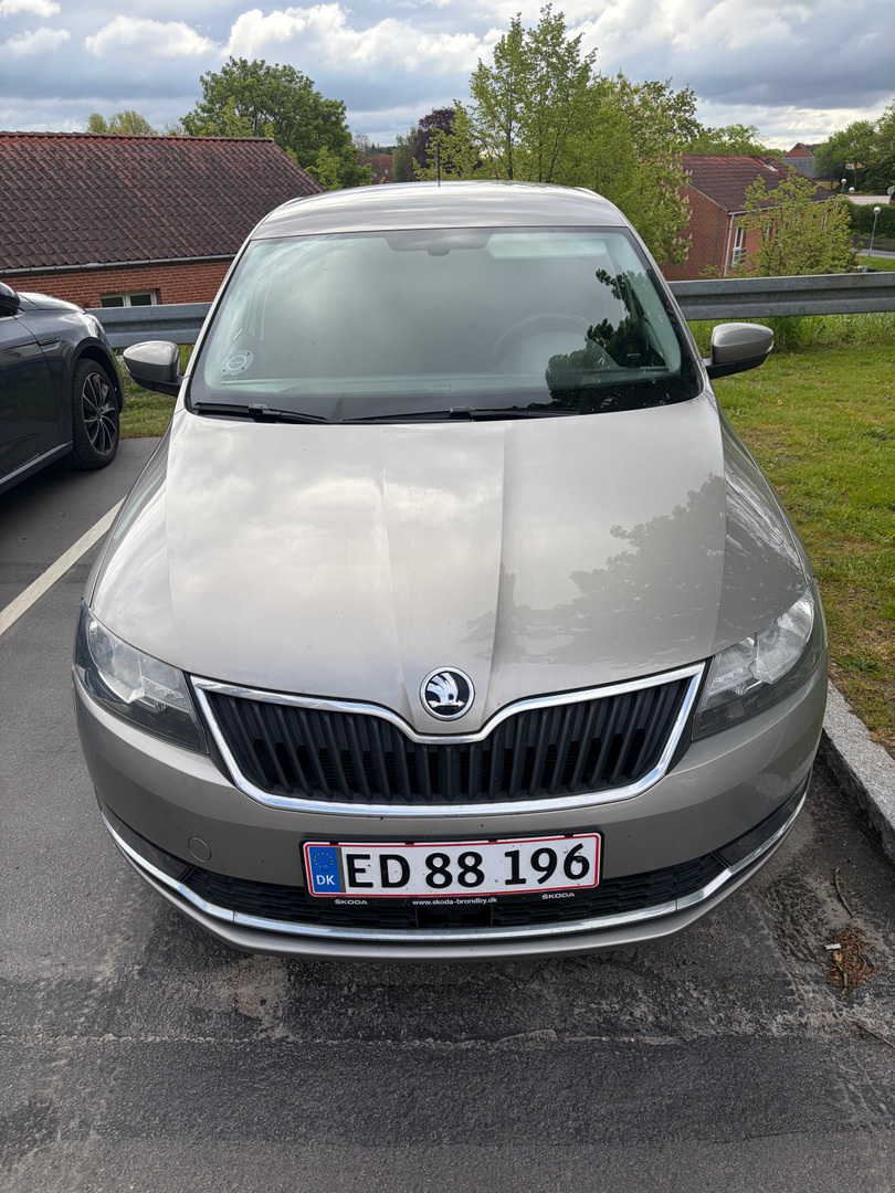 Grå Skoda Rapid fra 2018