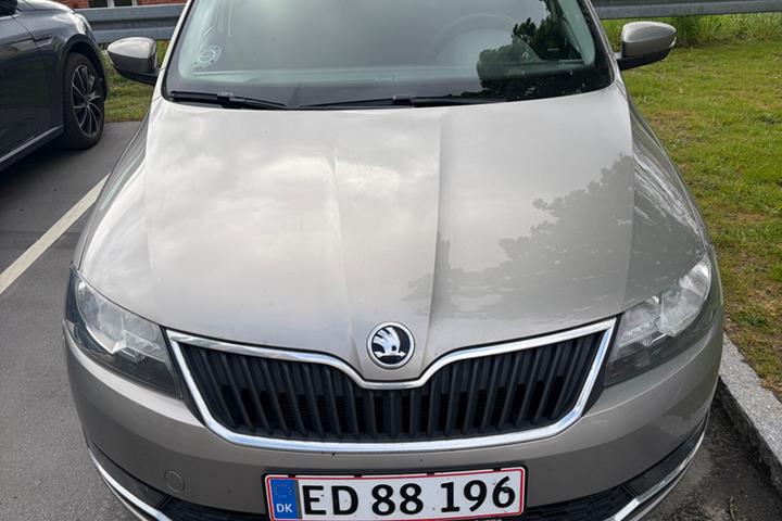 Grå Skoda Rapid fra 2018
