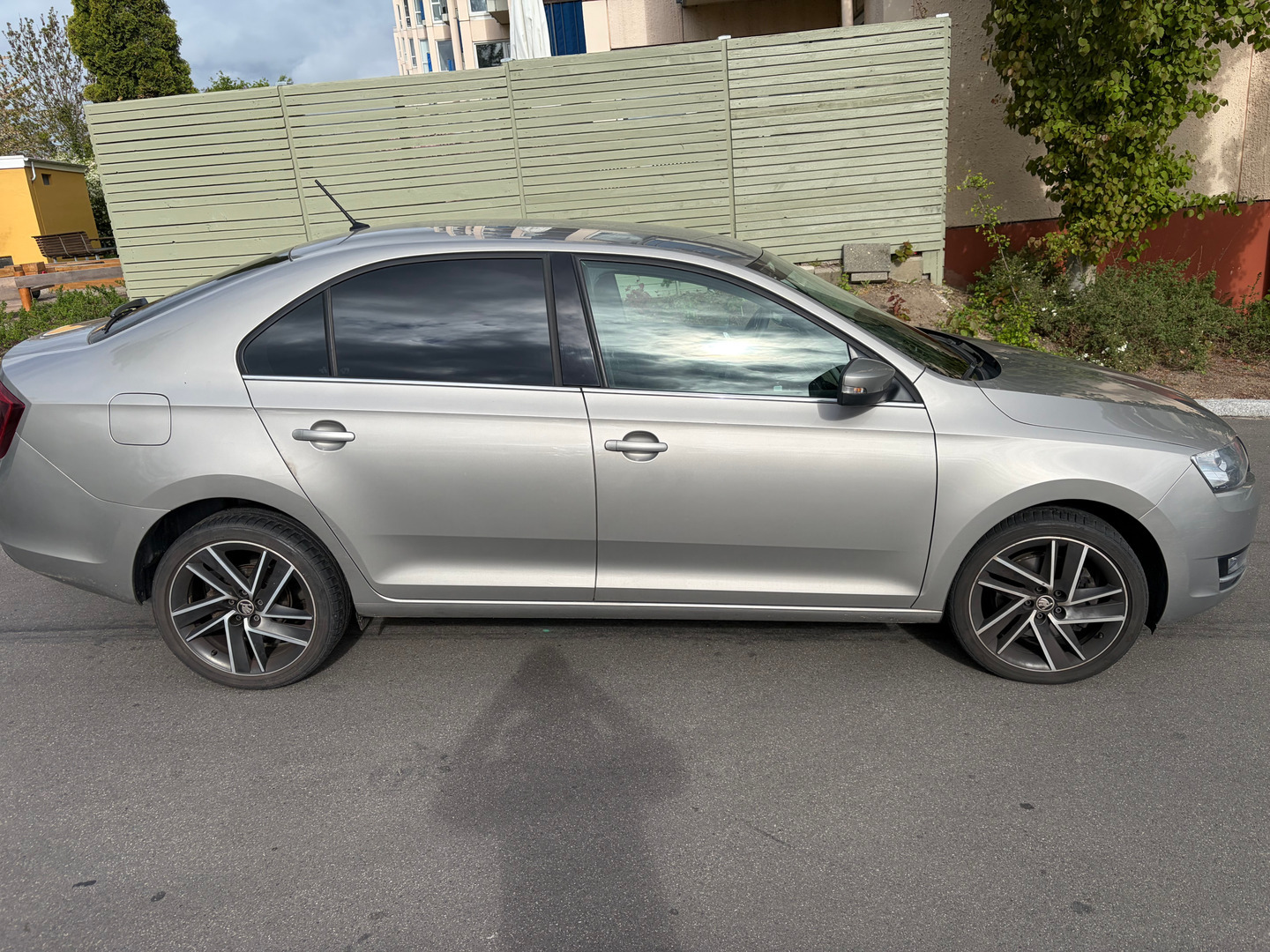 Grå Skoda Rapid fra 2018