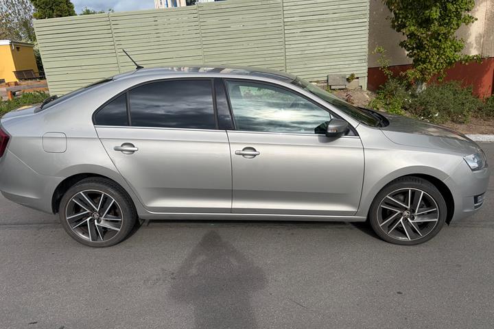Grå Skoda Rapid fra 2018
