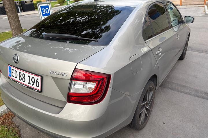 Grå Skoda Rapid fra 2018