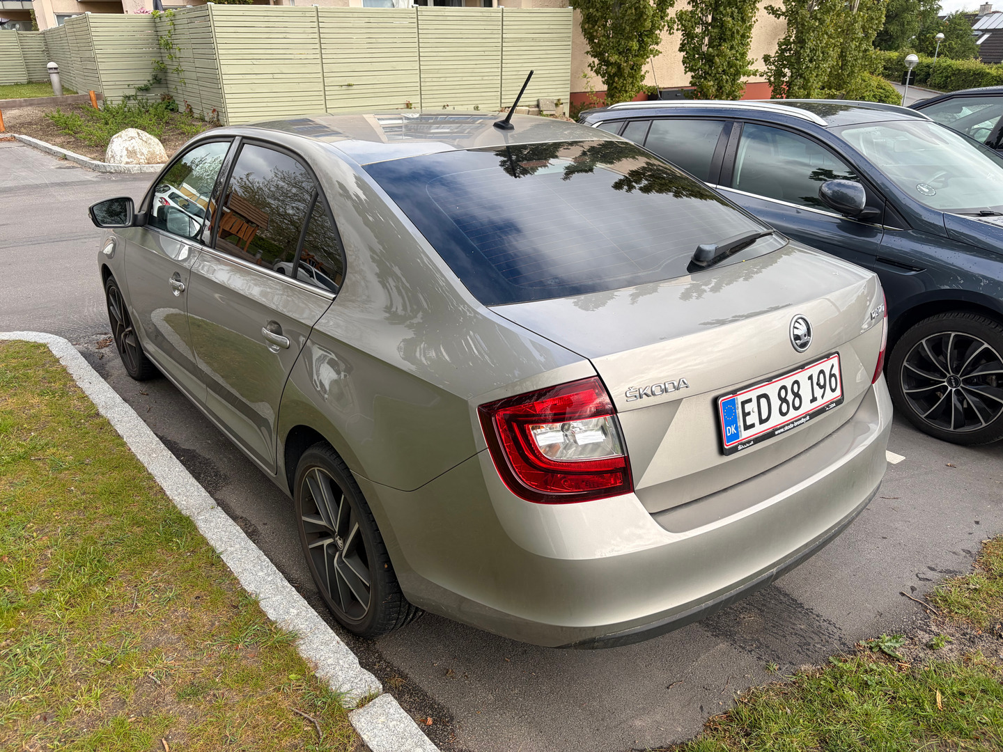 Grå Skoda Rapid fra 2018