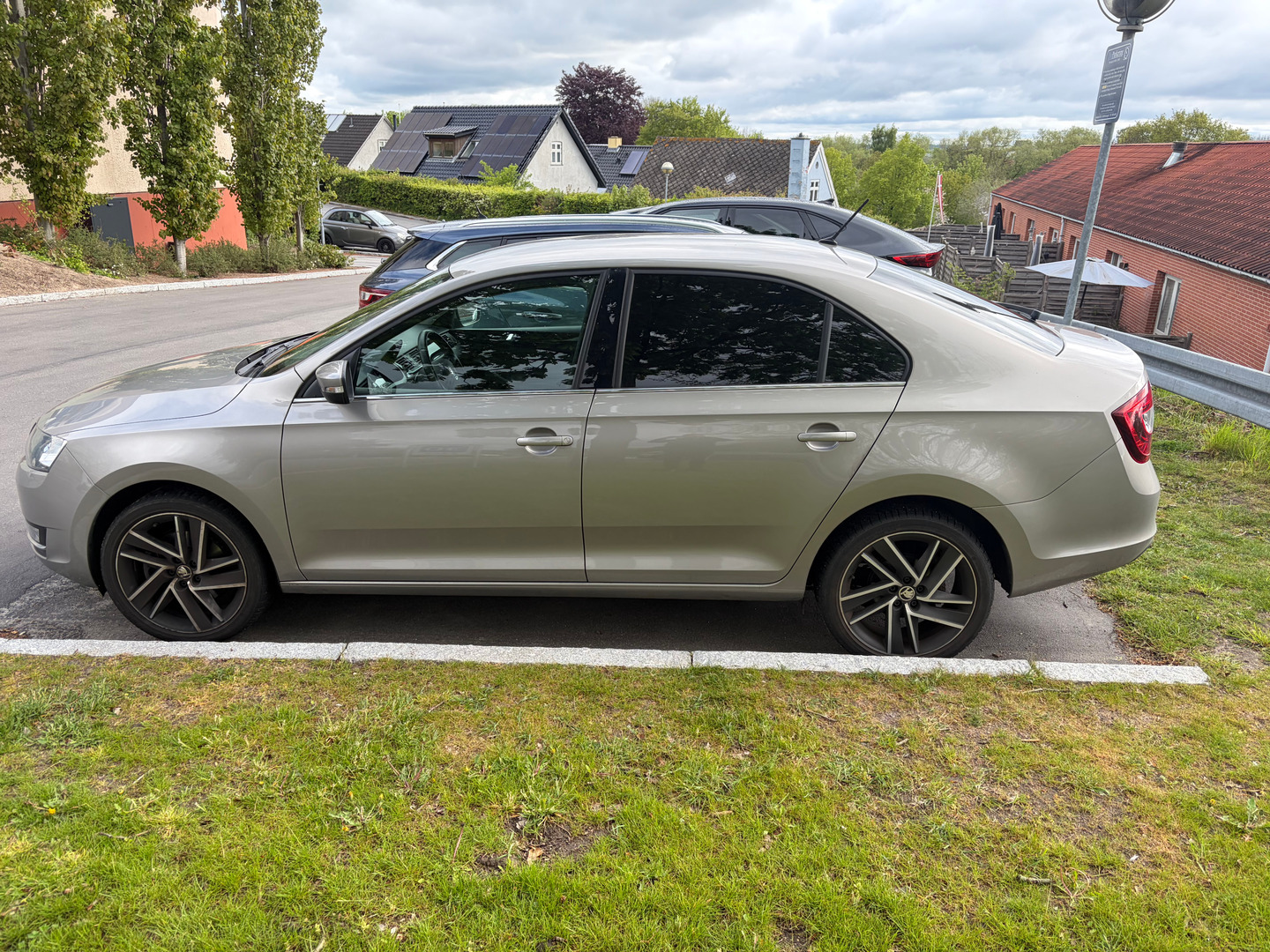 Grå Skoda Rapid fra 2018