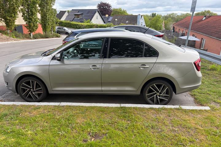Grå Skoda Rapid fra 2018