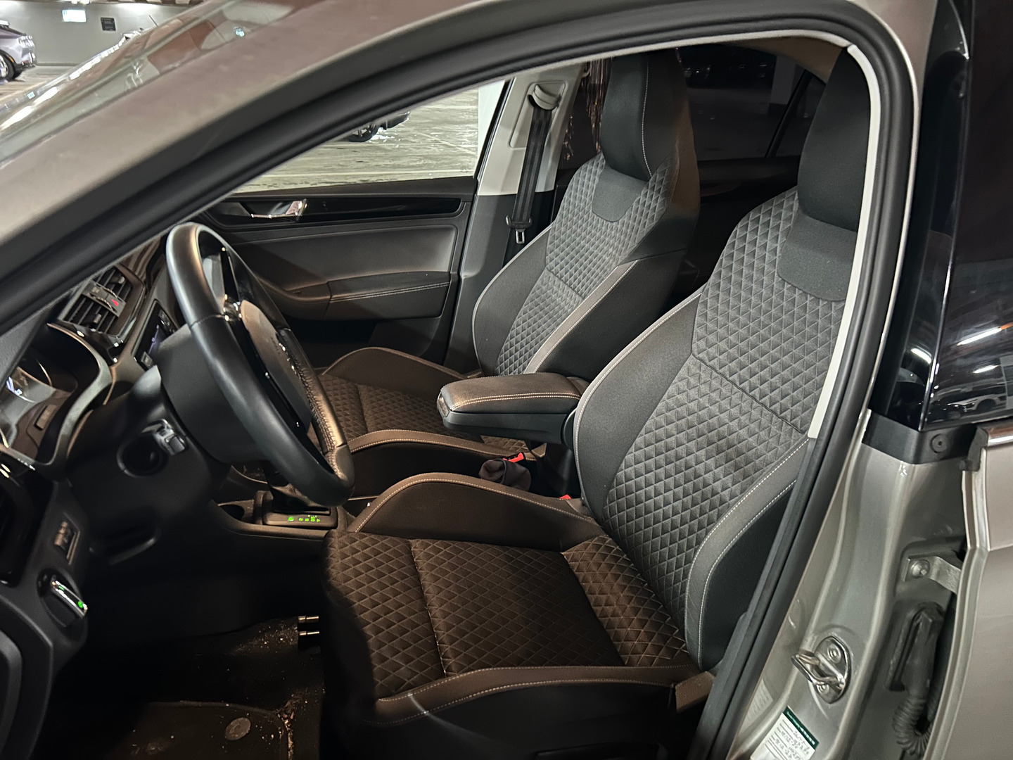 Grå Skoda Rapid fra 2018