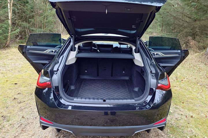 Sort BMW i4 fra 2023