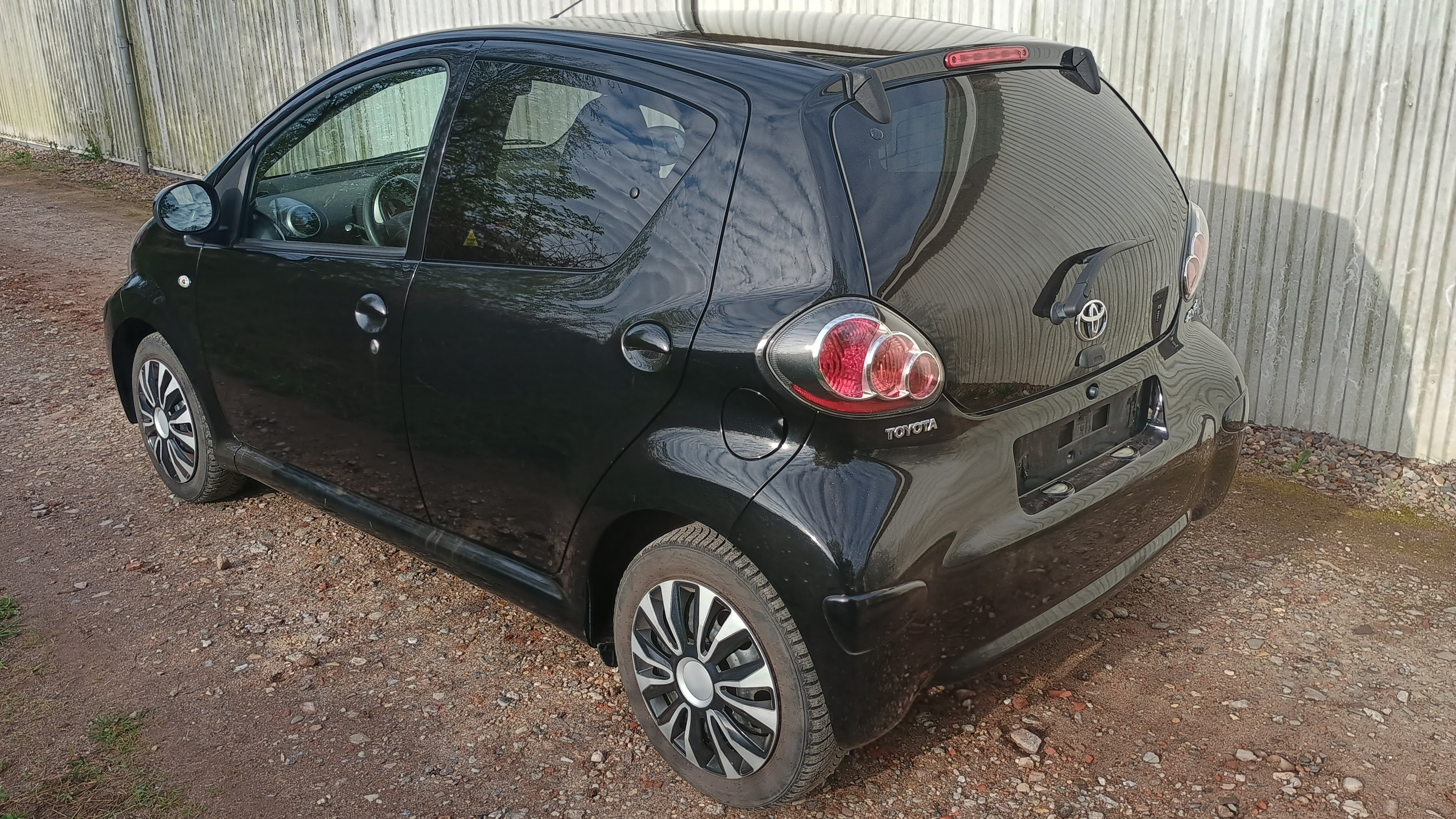 Sort Toyota Aygo fra 2014