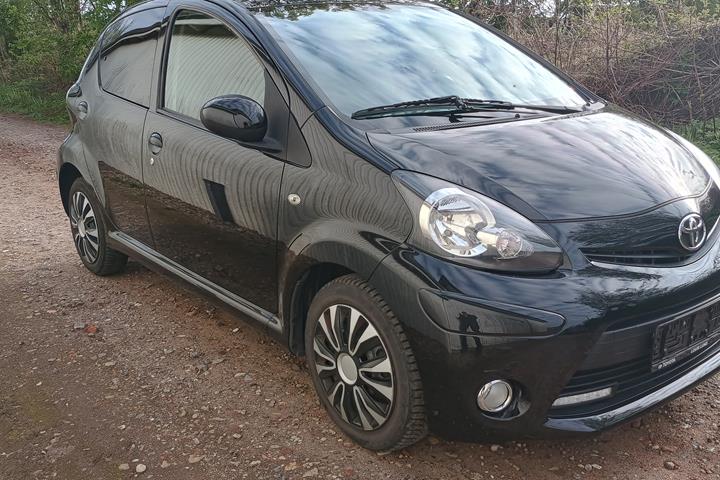 Sort Toyota Aygo fra 2014