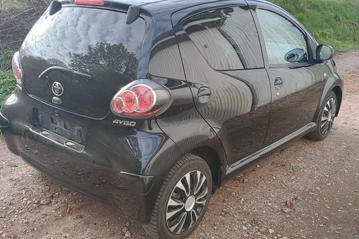 Sort Toyota Aygo fra 2014