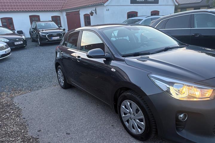 Grå Kia Rio fra 2017