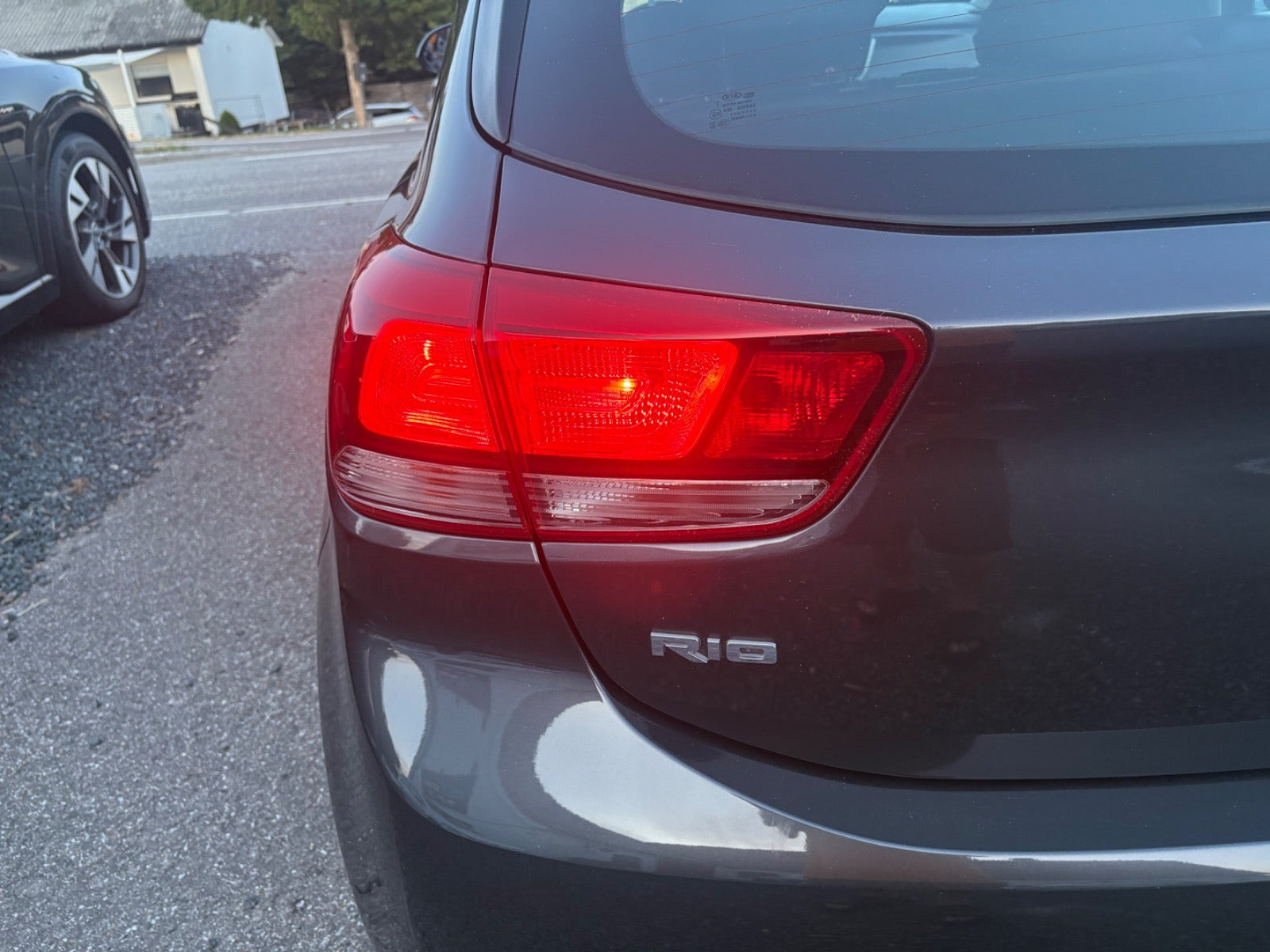 Grå Kia Rio fra 2017