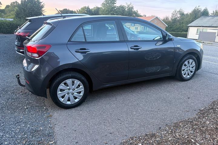 Grå Kia Rio fra 2017
