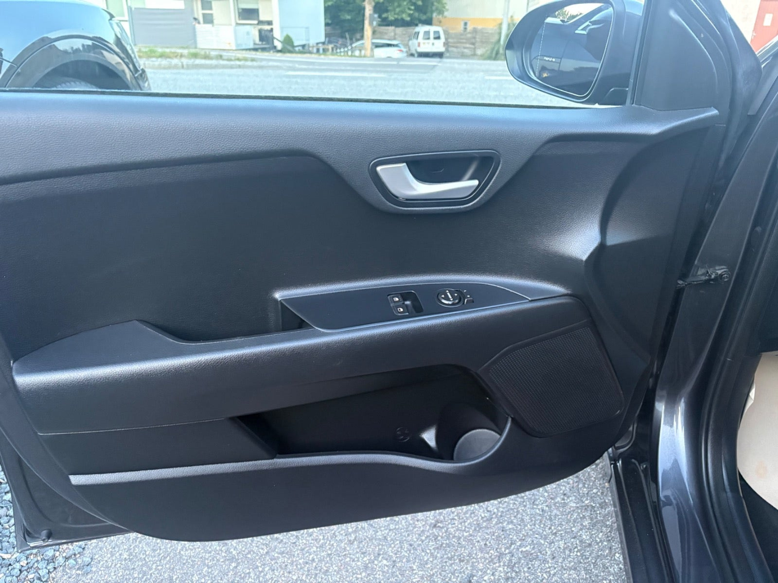 Grå Kia Rio fra 2017