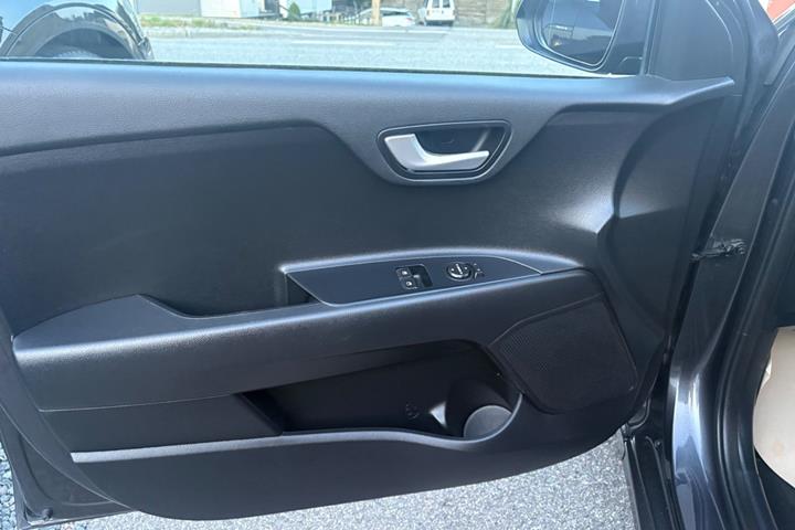 Grå Kia Rio fra 2017
