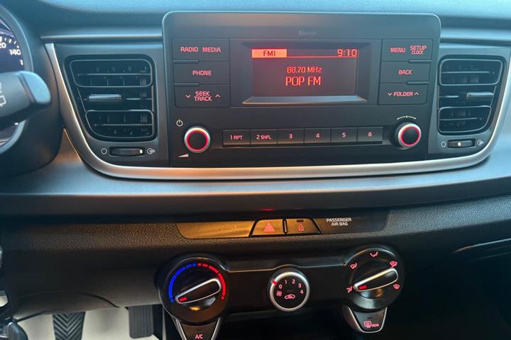 Grå Kia Rio fra 2017
