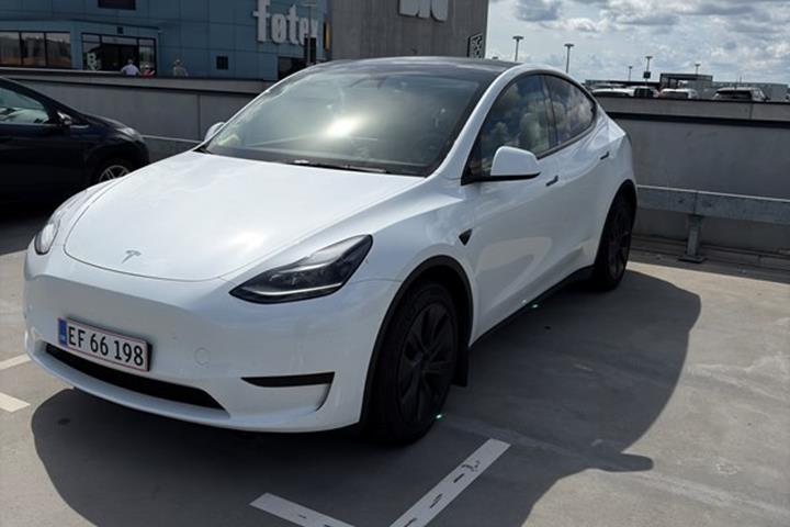 undefined Tesla Model Y fra 2025