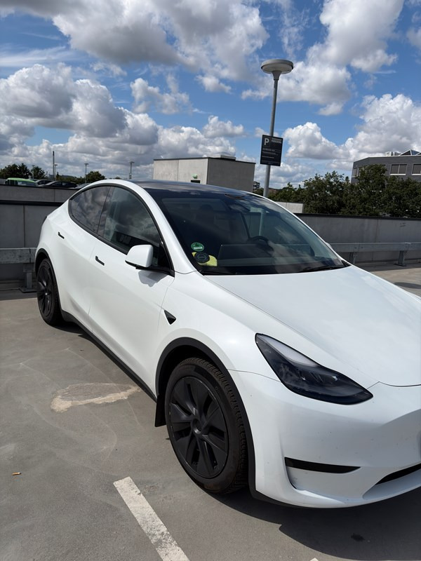 undefined Tesla Model Y fra 2025