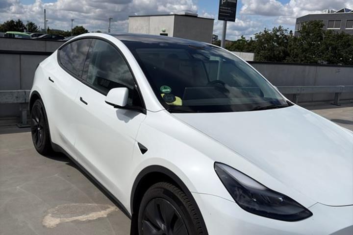 undefined Tesla Model Y fra 2025