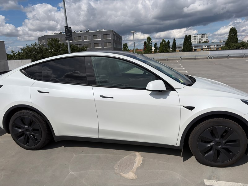 undefined Tesla Model Y fra 2025