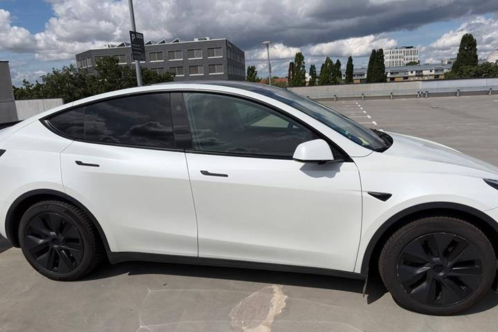 undefined Tesla Model Y fra 2025