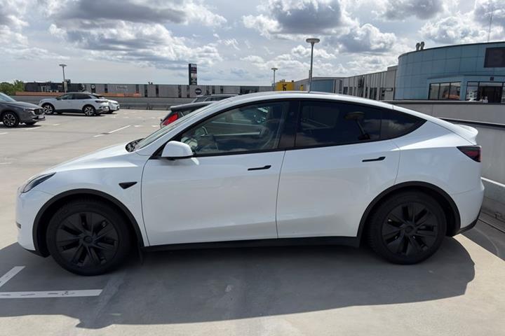 undefined Tesla Model Y fra 2025