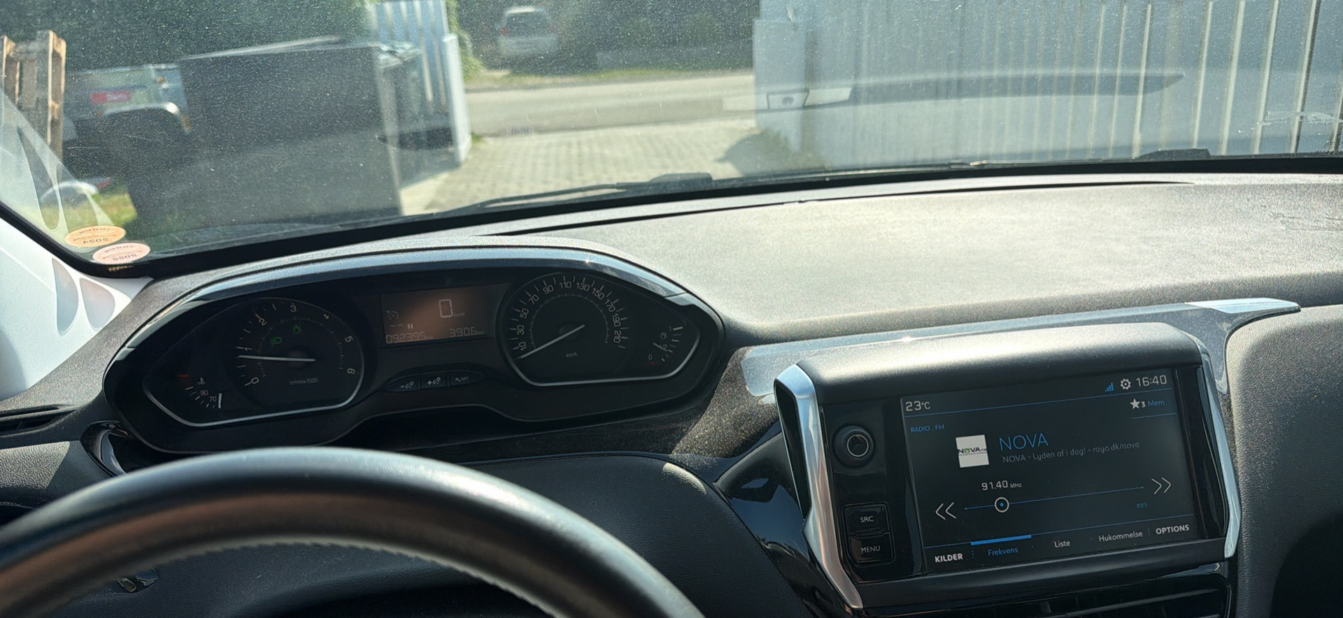 Grå Peugeot 208 fra 2018