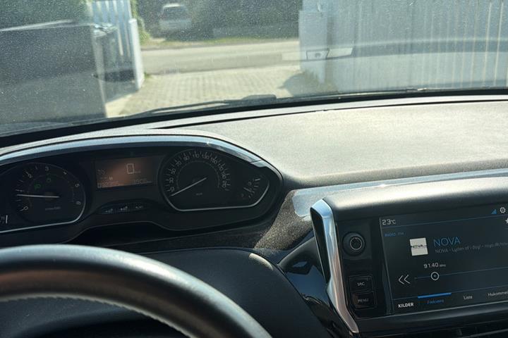 Grå Peugeot 208 fra 2018
