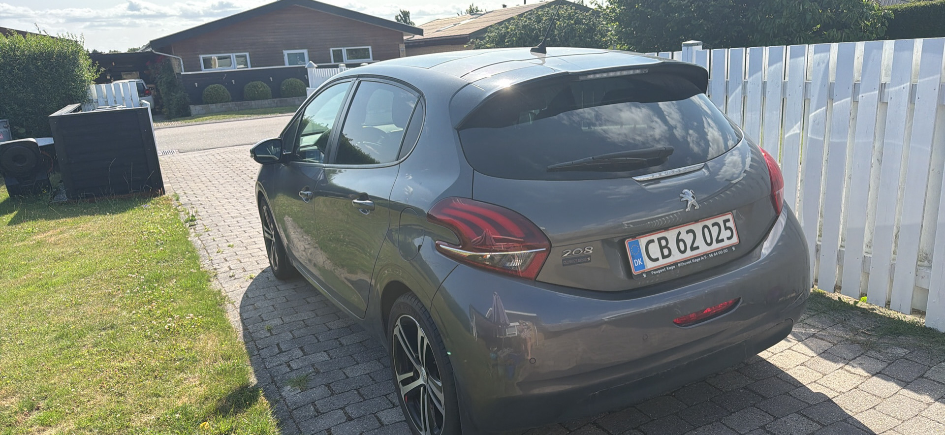Grå Peugeot 208 fra 2018