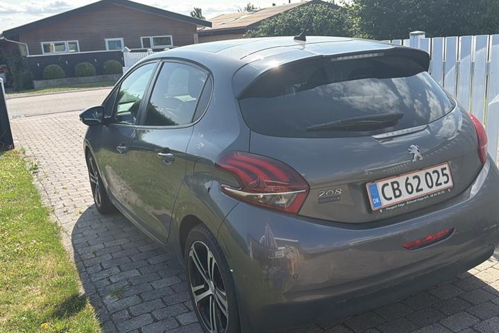 Grå Peugeot 208 fra 2018