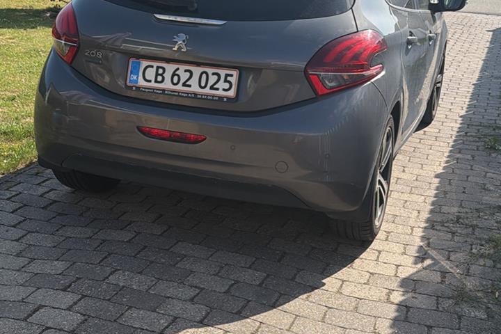 Grå Peugeot 208 fra 2018