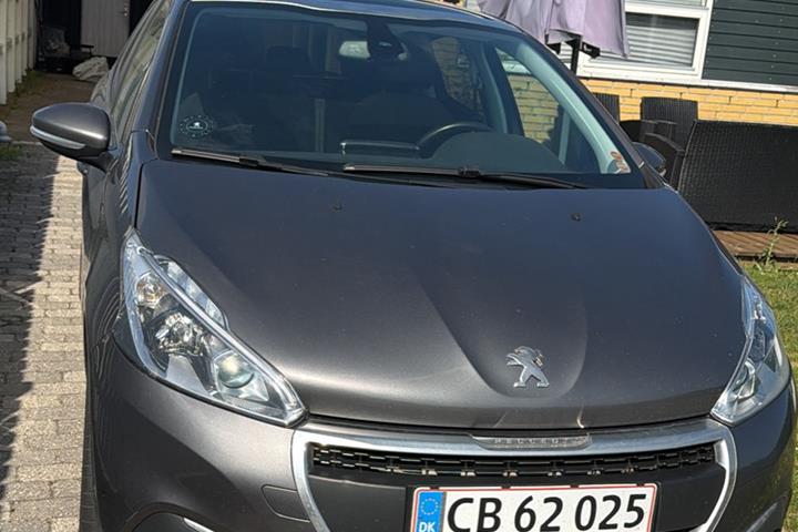 Grå Peugeot 208 fra 2018