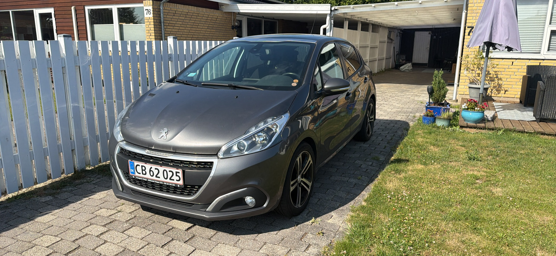 Grå Peugeot 208 fra 2018