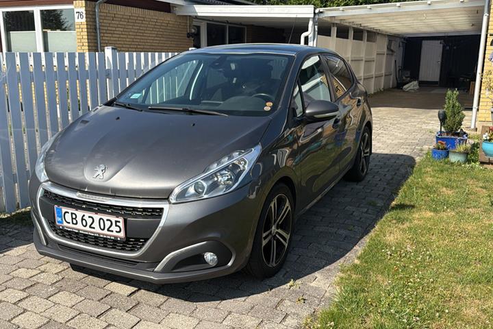 Grå Peugeot 208 fra 2018