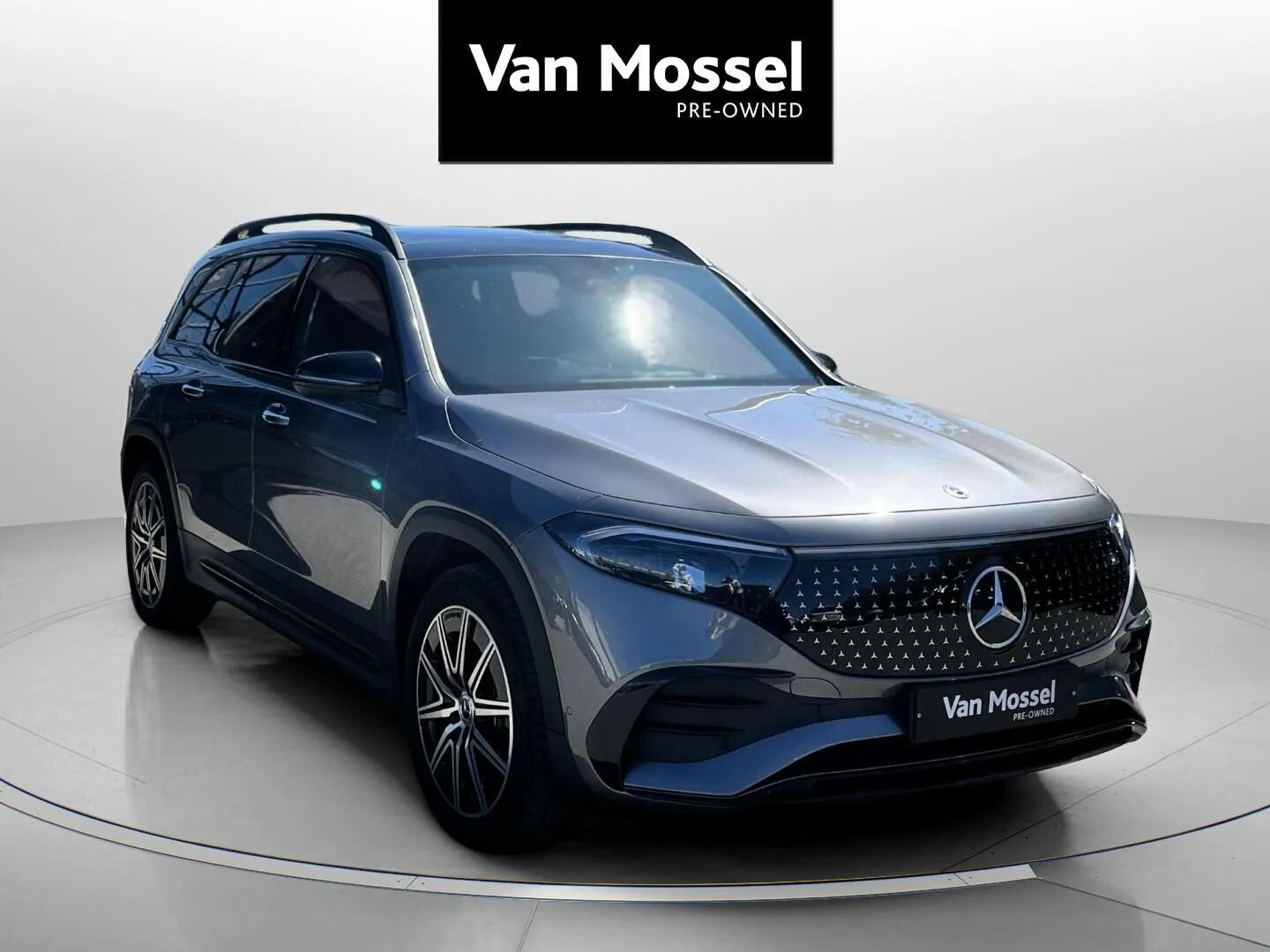 Grå Mercedes EQB 300 fra 2024
