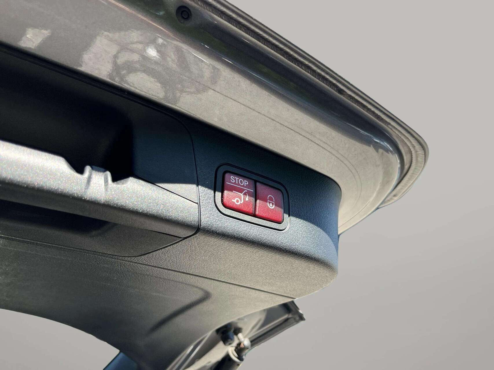 Grå Mercedes EQB 300 fra 2024
