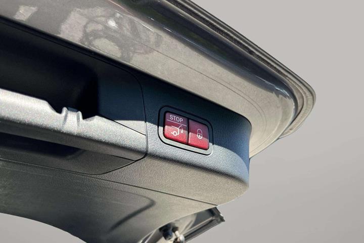 Grå Mercedes EQB 300 fra 2024